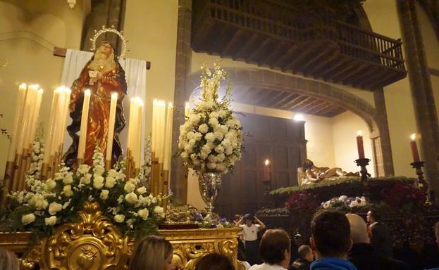 El Santo Entierro del Cristo Yacente se celebró solemne dentro de la parroquia