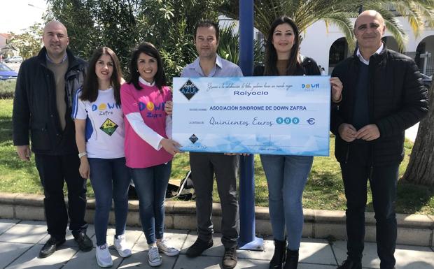Down Zafra recibe una donación de 500 euros de la empresa Rolyocio