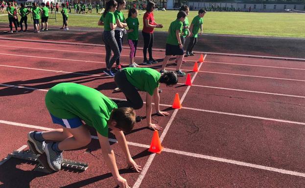 Unos 360 alumnos de toda la comarca convivieron en torno al deporte durante Jornadas de Educación Física en la Calle