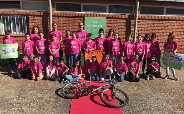 Los alumnos de quinto del colegio Germán Cid aprenden y emprenden creando un carril bici para la ciudad