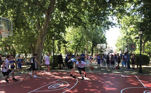 El III Street Basket congregó a más de 300 personas de todas las edades en el Parque de la Paz