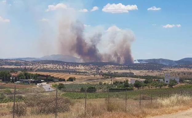 Incendio forestal en las entre Zafra y La Lapa