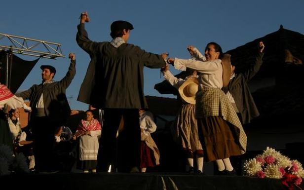 El grupo de Coros y Danzas El Castellar entregan sus premios y reconocimientos de sus Juegos Florales de la Poesía 'Dulce Chacón'