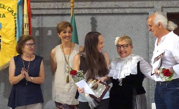 El grupo El Castellar entrega los premios de sus Juegos Florales de la Poesía a Antonio Mejías y Nuria Hernández