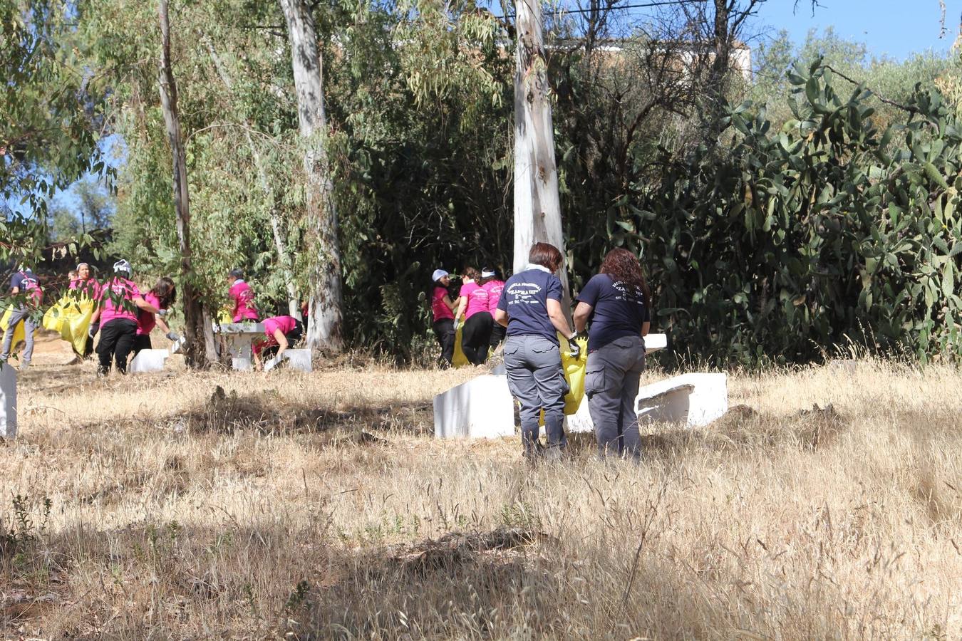 Los voluntarios participantes en el proyecto Libera recogen unos cien kilos de basura en el entorno natural de Belén
