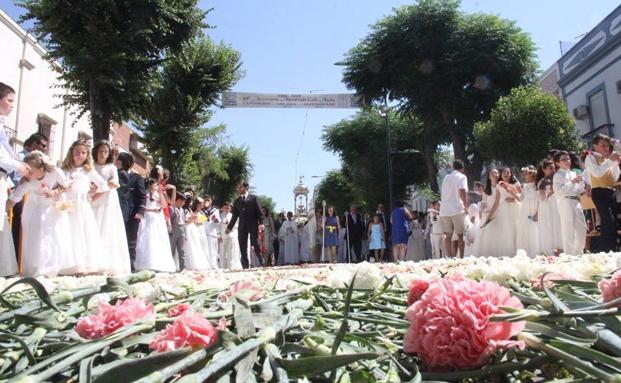 Las calles de Zafra se preparan para el paso de la procesión del Corpus