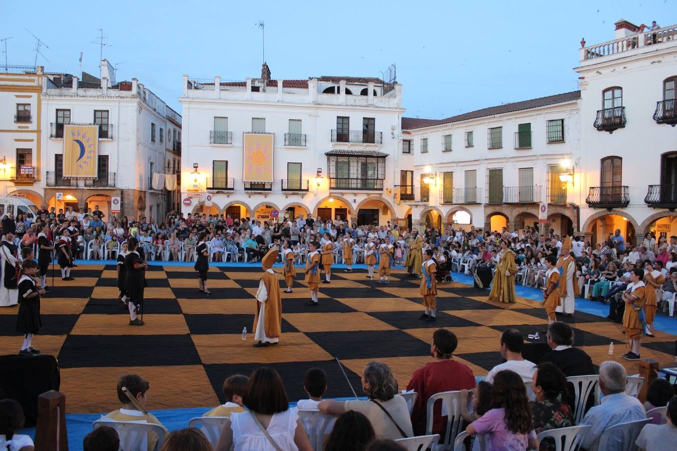 Actores de diferentes edades y capacidades dieron vida al Ajedrez Viviente De la Luna al Fuego