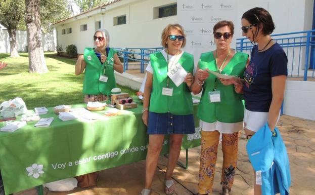 La AECC ha desarrollado en la piscina una campaña informativa para mejorar los hábitos a la hora de exponerse al sol