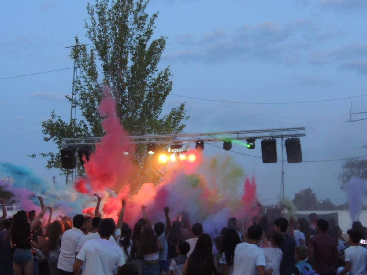 Explosión de color, luz y sonido en la fiesta Holi