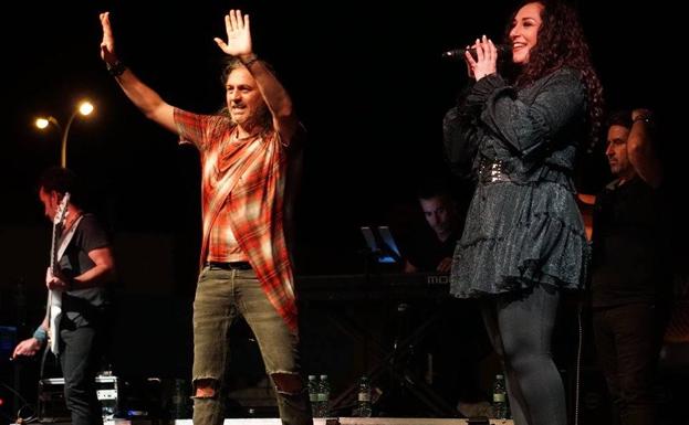 Unas 3.000 personas asistieron al concierto de Camela en el Nuevo Estadio