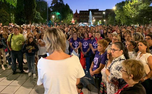 Cientos de ciudadanos asisten la concentración organizada por Zafra Violeta para apoyar a María y su familia