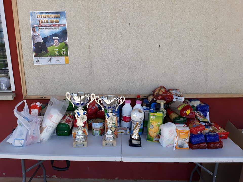 El IX Trofeo Solidario Fútbol de Veteranos 'San Miguel' recaudó 300 kilos de alimentos para Cáritas
