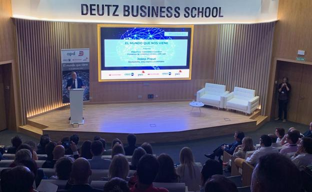 'El mundo que viene' fue analizado en la Deutz Business School por Josep Piqué y otros profesionales