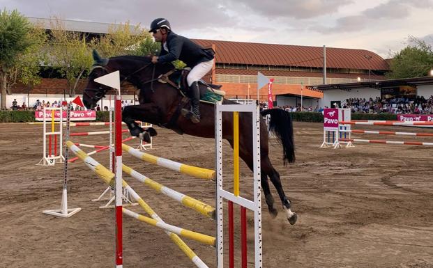 El capitán de caballería Borja Herráiz de Castro, con la yegua 'Grieta', se alzó con el primer premio del XLII Concurso de Salto de Obstáculos