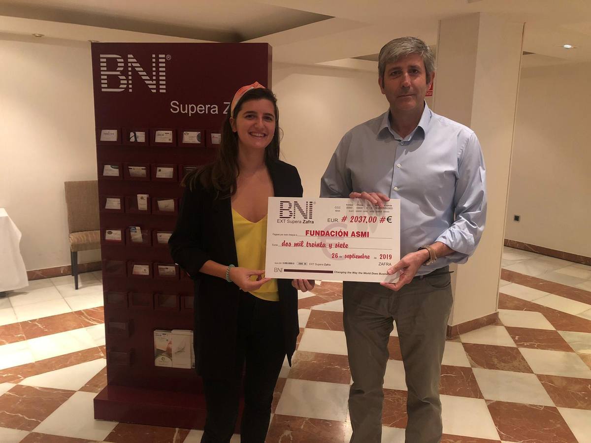 El grupo BNI Supera Zafra entregó a Fundación ASMI 2.037 euros de su cena solidaria