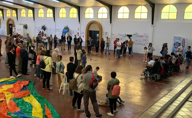 Aspace Badajoz celebró en Zafra sus 40 años con una fiesta en la que mostraron su trabajo y dieron voz a la parálisis cerebral