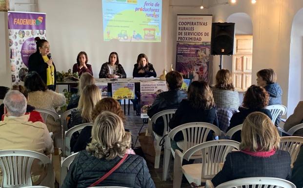 Las mujeres reivindican su papel en el mundo rural durante la I Feria de Productoras Rurales
