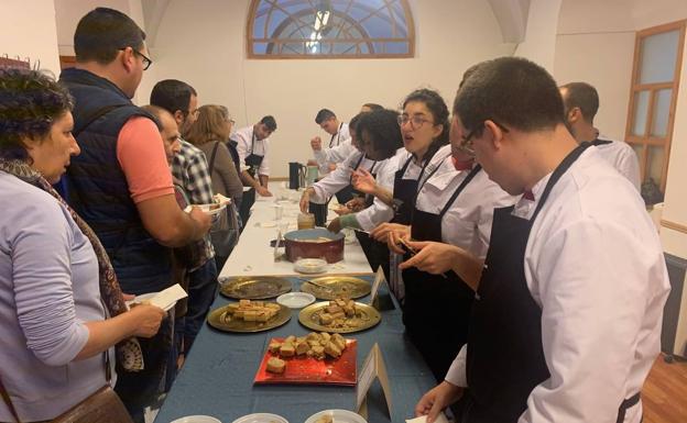 Los alumnos del curso 'Laboratorio de experiencias culinarias' ofrecieron un desayuno de Chaquetía en la Casa de la Cultura