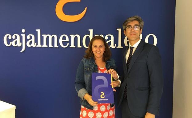 Zafra Solidaria recibe 3.000 euros de Cajalmendralejo para los desayunos de los niños que atiende
