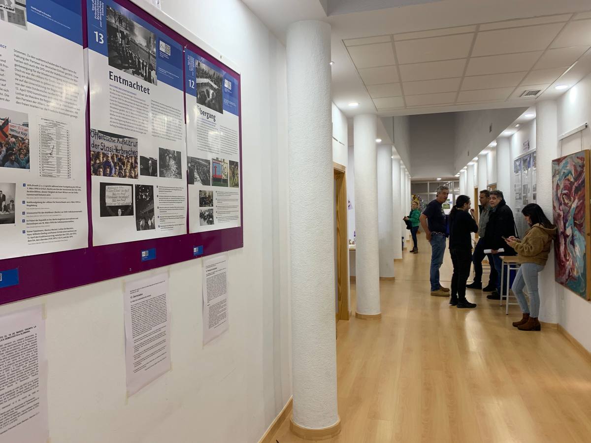 La Escuela Oficial de Idiomas conmemora los 30 años de la caída del Muro de Berlín con una exposición