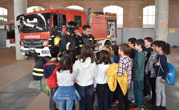 Los más pequeños aprenden con los bomberos a protegerse del fuego y los accidentes de tráfico