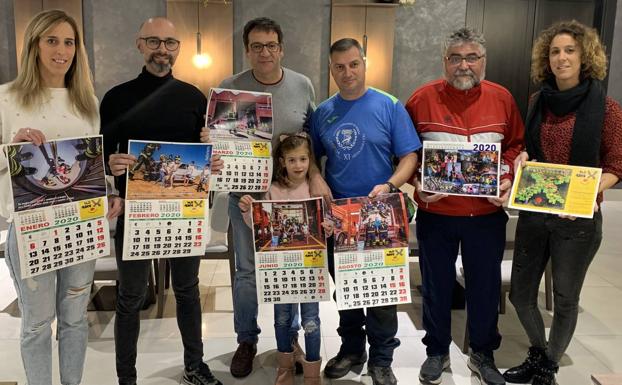 Los bomberos de Zafra y la asociación Max y Alei continúan con la venta de calendarios para recaudar fondos para la investigación de un tipo de cáncer infantil