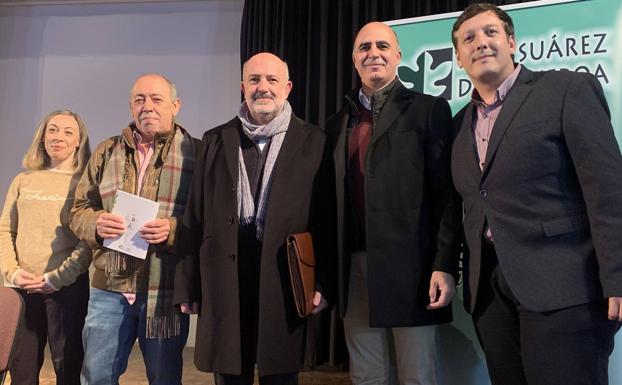 El sacerdote José Ángel Losada recogió emocionado el XXI Premio de Poesía García de la Huerta por su 'Cuaderno del Fuego'