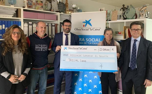 La Asociación Deportiva 'El Bellotín' renovará sus equipaciones con una subvención de 3.000 euros de la Obra Social de La Caixa