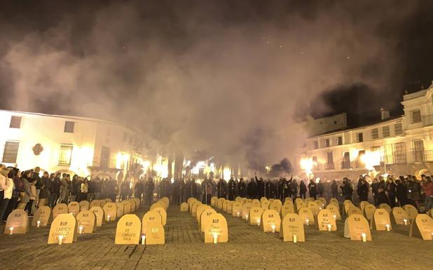 Zafra Violeta rompe el silencio de la noche para dar visibilidad y denunciar los asesinatos de mujeres