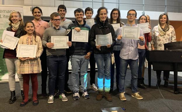Los ganadores del XII Concurso de Narrativa y Fotografía Dulce Chacón para Escolares recogieron sus premios