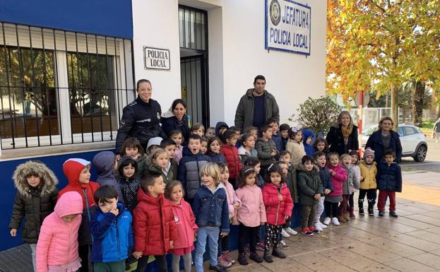 Un total de 48 escolares de 4 años han preguntado a dos agentes de Policía Local sobre su trabajo diario