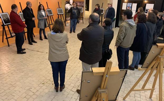 La fotógrafa Verónica Conejo repasa con una exposición de 12 fotografías los 10 años de representaciones en el Teatro de Zafra