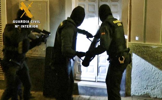 La Guardia Civil detiene a un grupo delictivo vecinos de Badajoz, Zafra y Mérida dedicados al tráfico de drogas