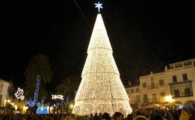 Zafra ya luce en todo su esplendor y espera a la Navidad tras un alumbrado con nieve incluida