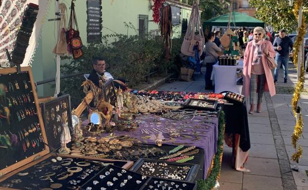 Un total de 30 artesanos y 14 asociaciones mostraron en el Merkajoven su trabajo y productos