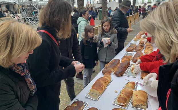 Cientos de personas se congregaron en torno a un Roscón Solidario de 140 metros