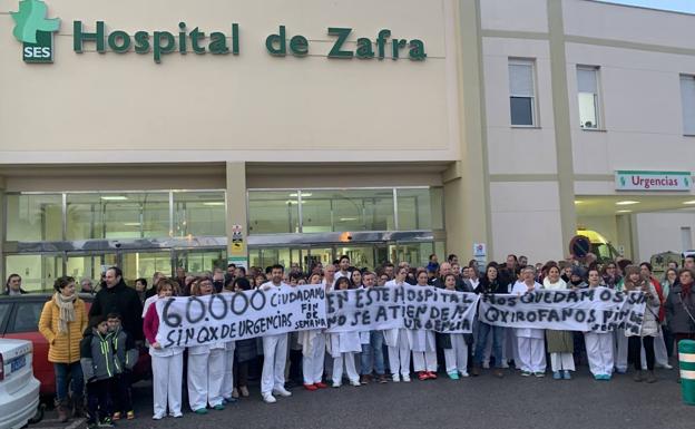 Los trabajadores del Hospital de Zafra salen a la calle ante lo que consideran «una falta de comunicación, de organización y gestión» de la Gerencia