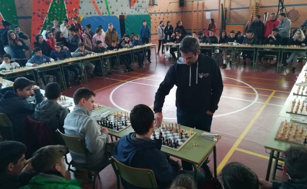El ajedrecista Daniel Gragera se enfrentó en Los Santos de Maimona a unos 30 alumnos de la ESO en una partida simultánea de ajedrez