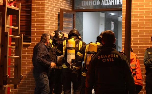 Tres portales fueron desalojados por el incendio originado la pasada noche en una vivienda de la calle Cantabria