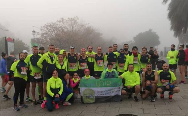 Los Runners Uni2 volvieron de la Media de Sevilla con el premio al club más numeroso en cruzar la línea de meta