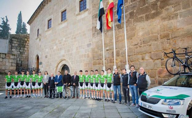 El equipo Bicicletas Rodríguez Extremadura es recibido por el presidente de la Junta en su presentación