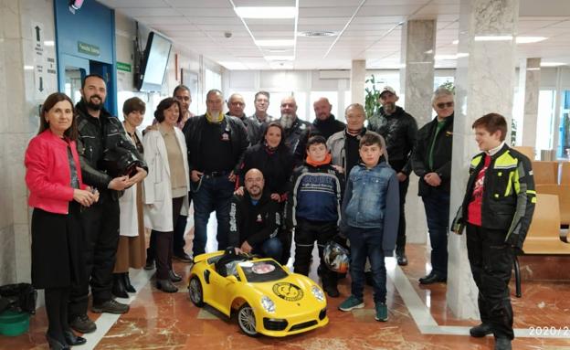 La Asociación Motera Correcaminos dona un coche teledirigido al Hospital de Llerena