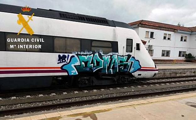 La Guardia Civil detiene a un joven zafrense por realizar graffitis en vagones de las estaciones de tren de Zafra, Mérida, Badajoz, Cáceres y Plasencia