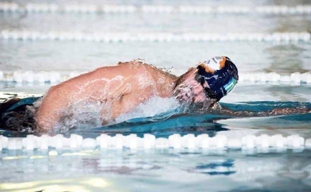 Los nadadores Roberto Veiga y Eduardo Blasco acaban su ciclo de entrenamientos en la piscina climatizada de Zafra