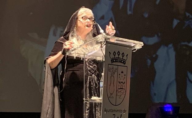 Mila Fernández puso todo su sentimiento en un Pregón de Carnaval cargado de vivencias y reivindicaciones