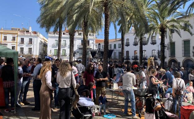 La Bacanal de la Grasa hace pasar un gran 'día de campo' en la Plaza Grande a numerosos ciudadanos