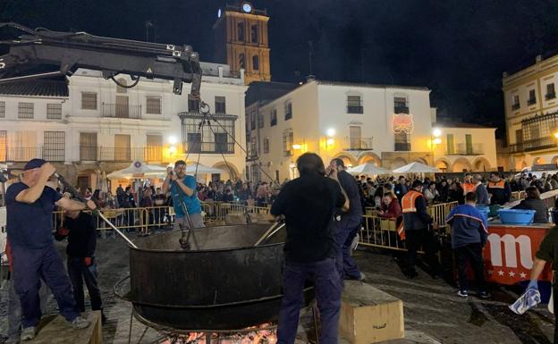Las migas y el chocolate se agotaron el lunes de Carnaval en la Plaza Grande
