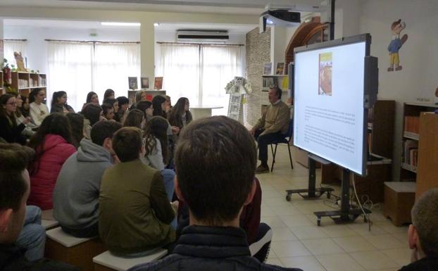Justo Vila mantuvo un encuentro con lectores en la biblioteca municipal