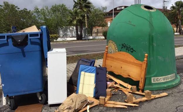 Las conductas irresponsables de algunos vecinos ensucian las calles con enseres