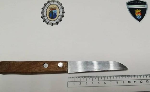 La Policía Local denuncia a un conductor por no cumplir el confinamiento y portar un cuchillo
